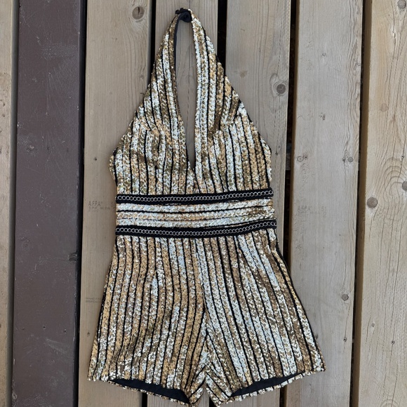 Absolutely Stunning Halter Neck Black and Gold Sequin Romper Jumpsuit - Picture 2 of 9